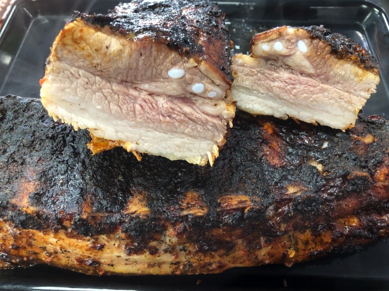 Travers de porc marinés à la sauce barbecue rôti à La Boucherie des Arts à Béziers 