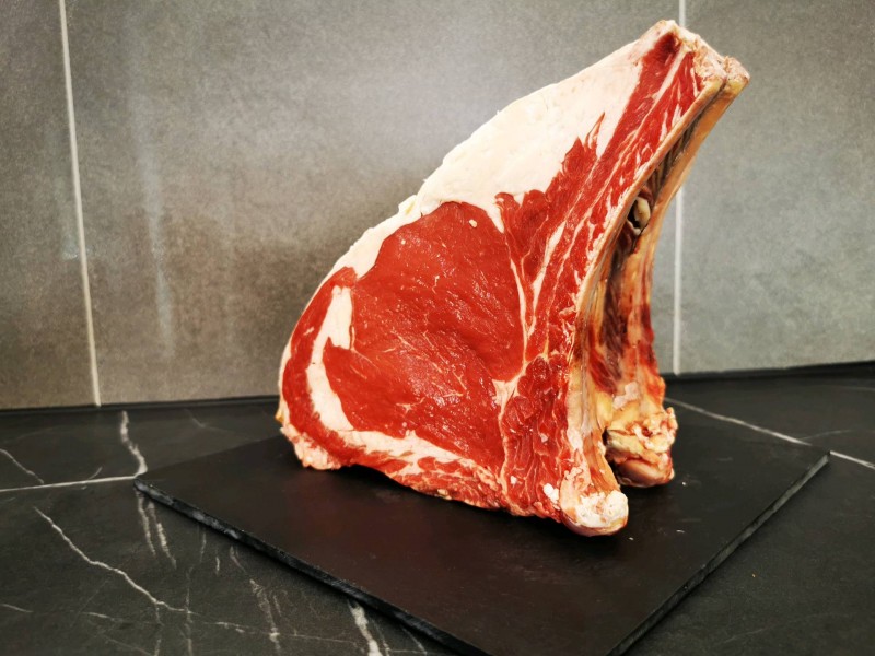 Acheter des belles et grosses côtes de bœuf chez le boucher à Béziers dans l'Hérault 